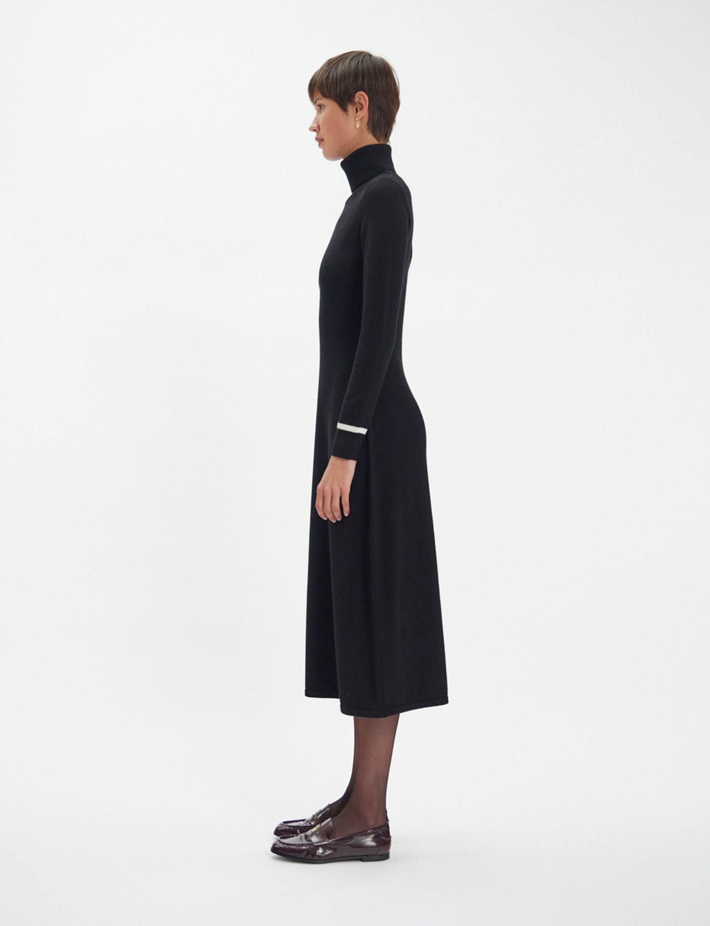 Divino vestido negro di collo alto con costola bianca