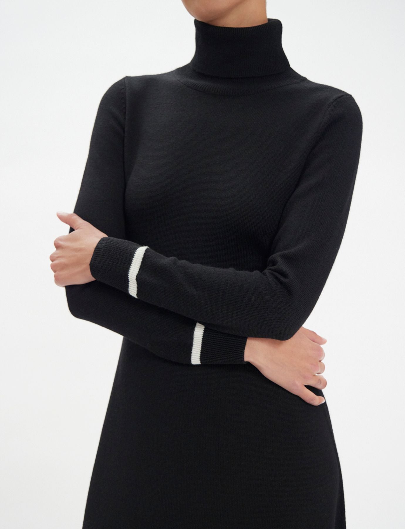 Divino vestido negro di collo alto con costola bianca