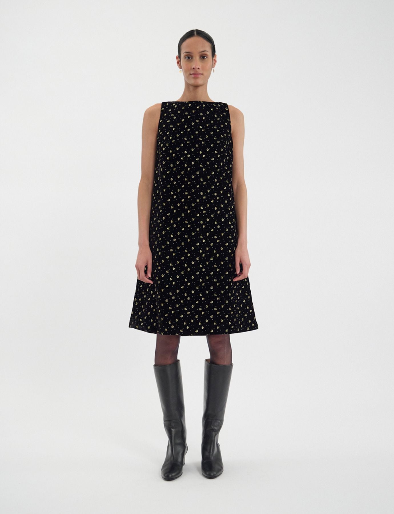 Vestido Madeleine di terciopelo nero liso con decorazioni dorate