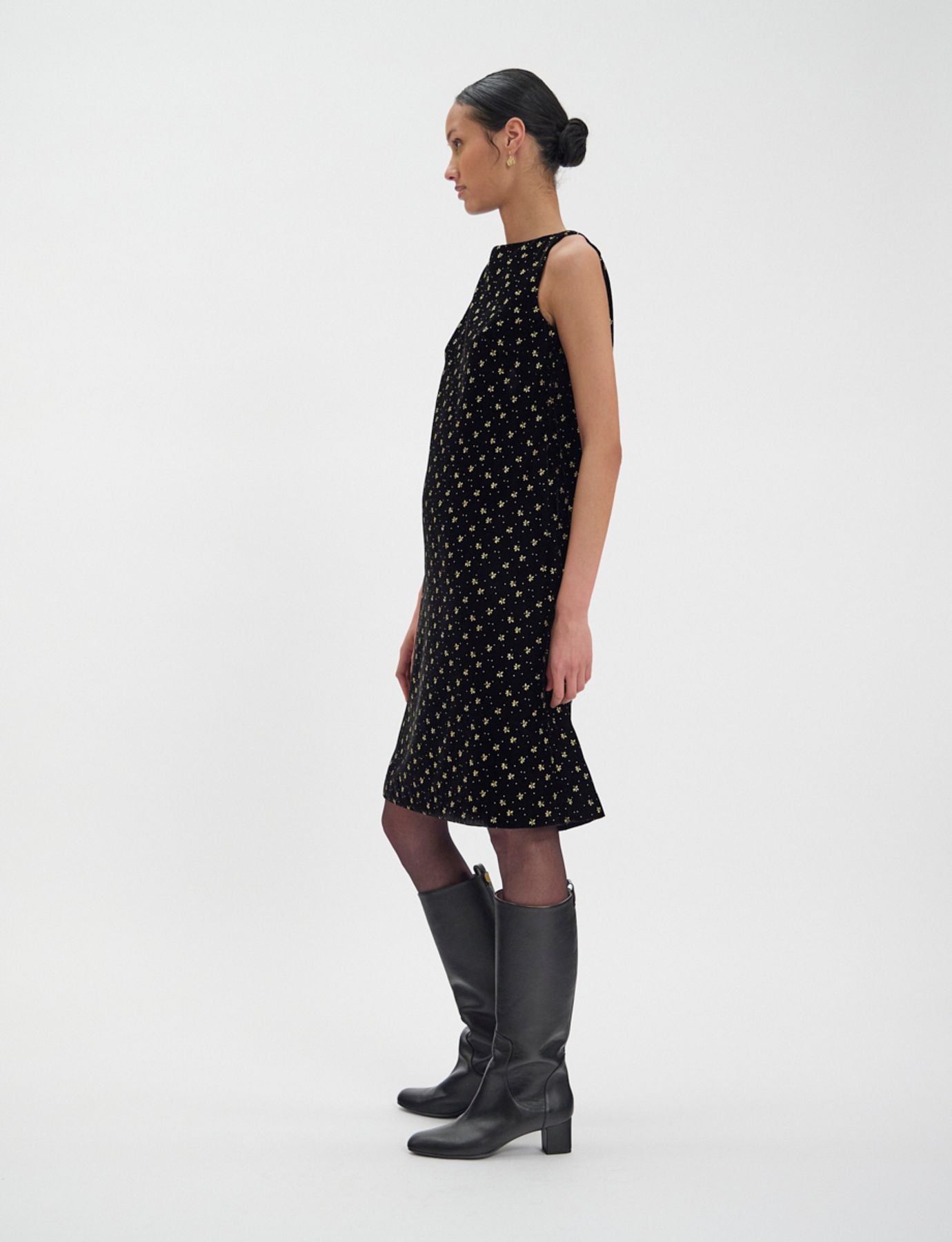 Vestido Madeleine di terciopelo nero liso con decorazioni dorate