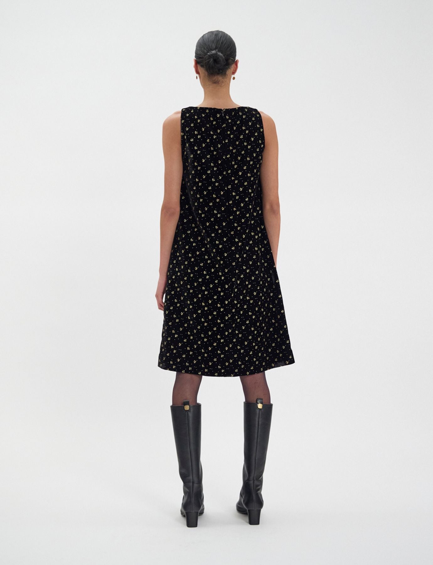 Vestido Madeleine di terciopelo nero liso con decorazioni dorate