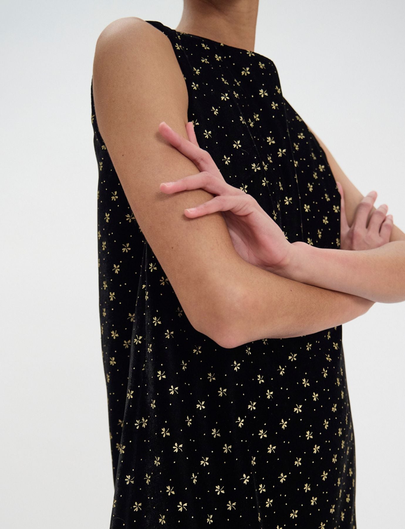 Vestido Madeleine di terciopelo nero liso con decorazioni dorate
