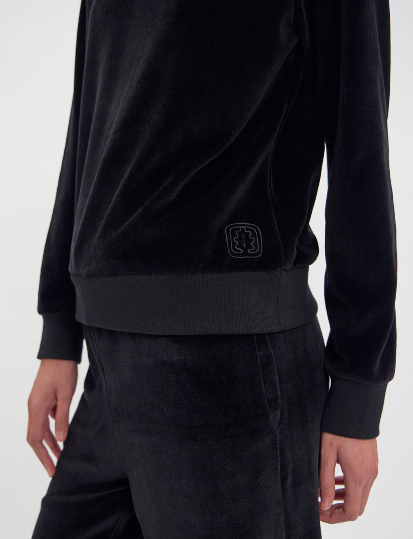 Sudadera Mathilde di terciopelo nero liso