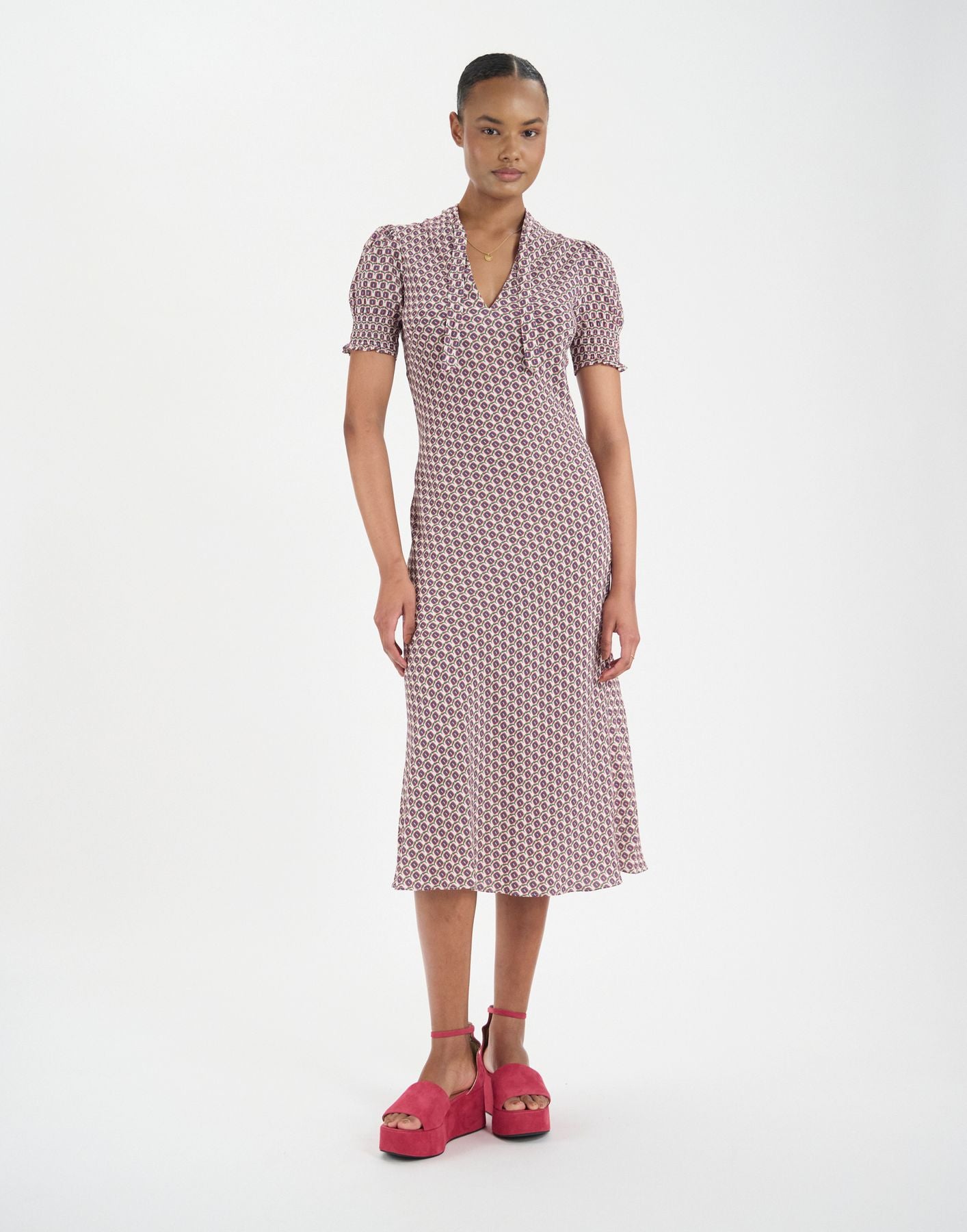 Vestido de cerezo con estampado de hojas de roble