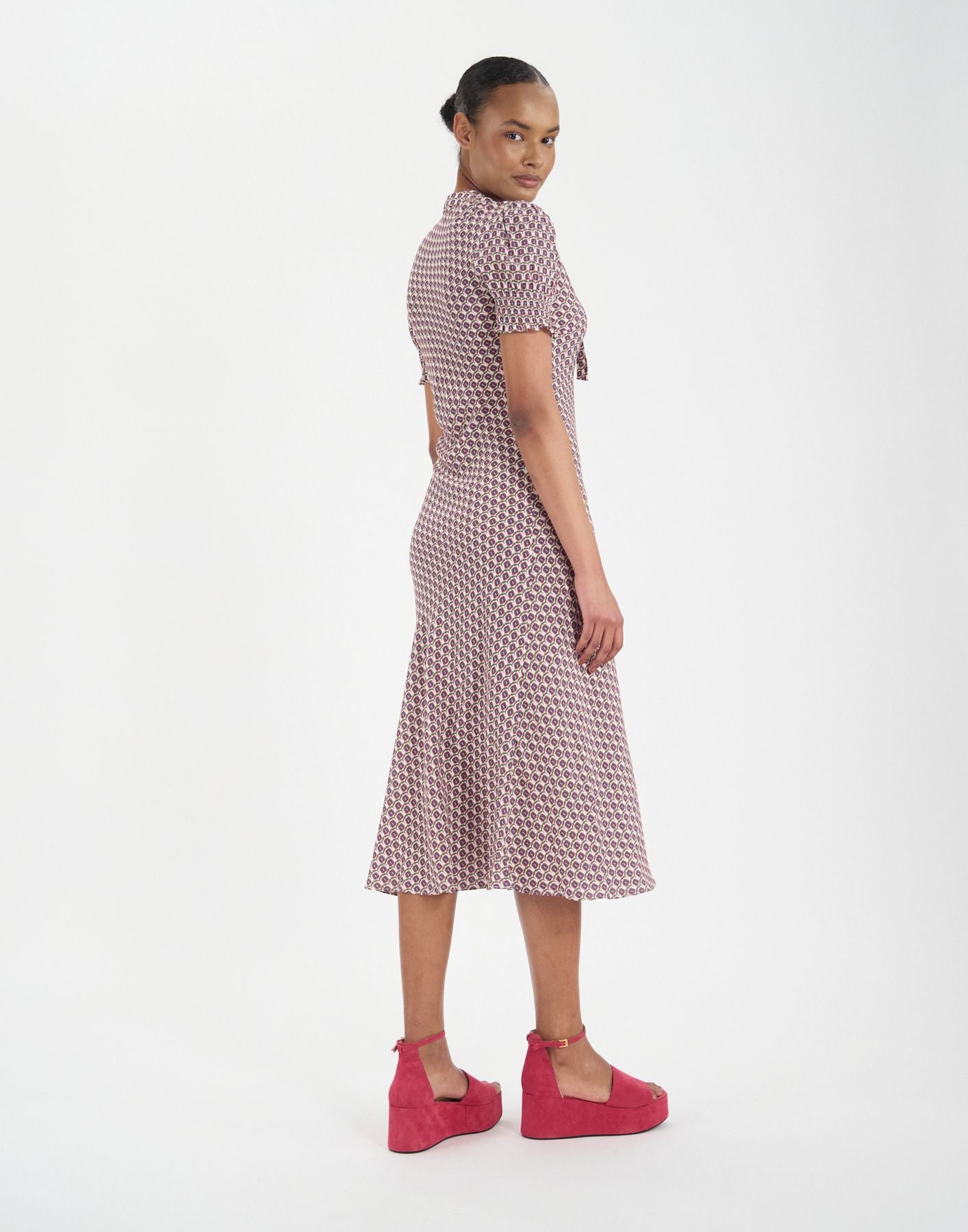 Vestido de cerezo con estampado de hojas de roble