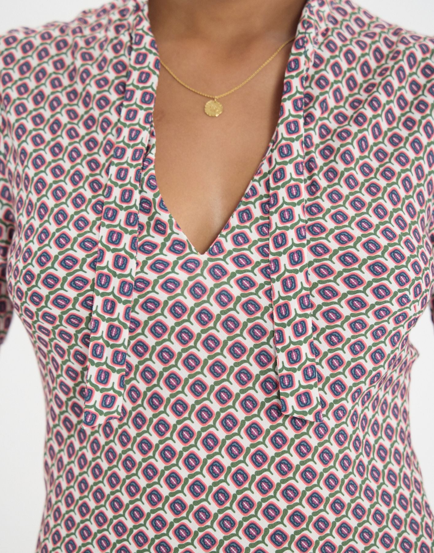 Vestido de cerezo con estampado de hojas de roble