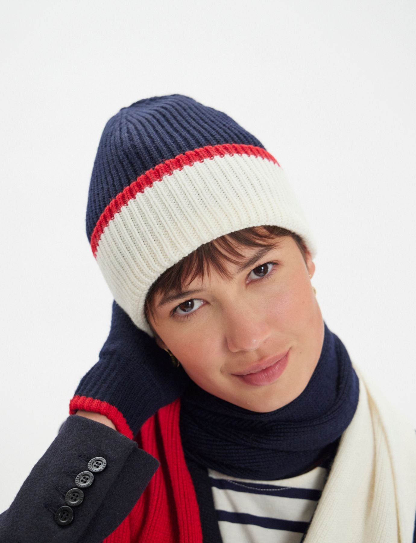 Cappello Pedro in maglia navy con rovescio ecrù, maglia rossa