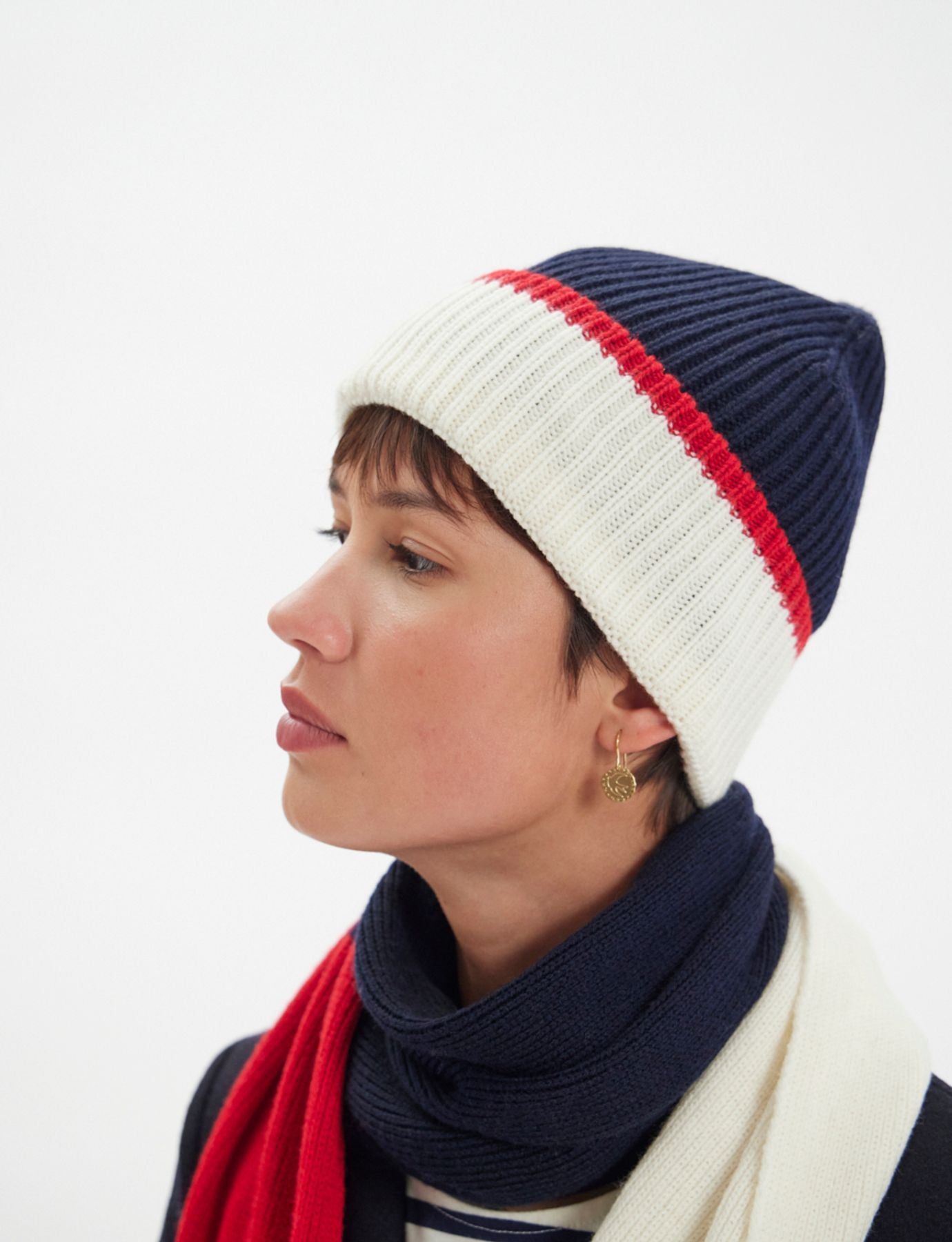 Cappello Pedro in maglia navy con rovescio ecrù, maglia rossa