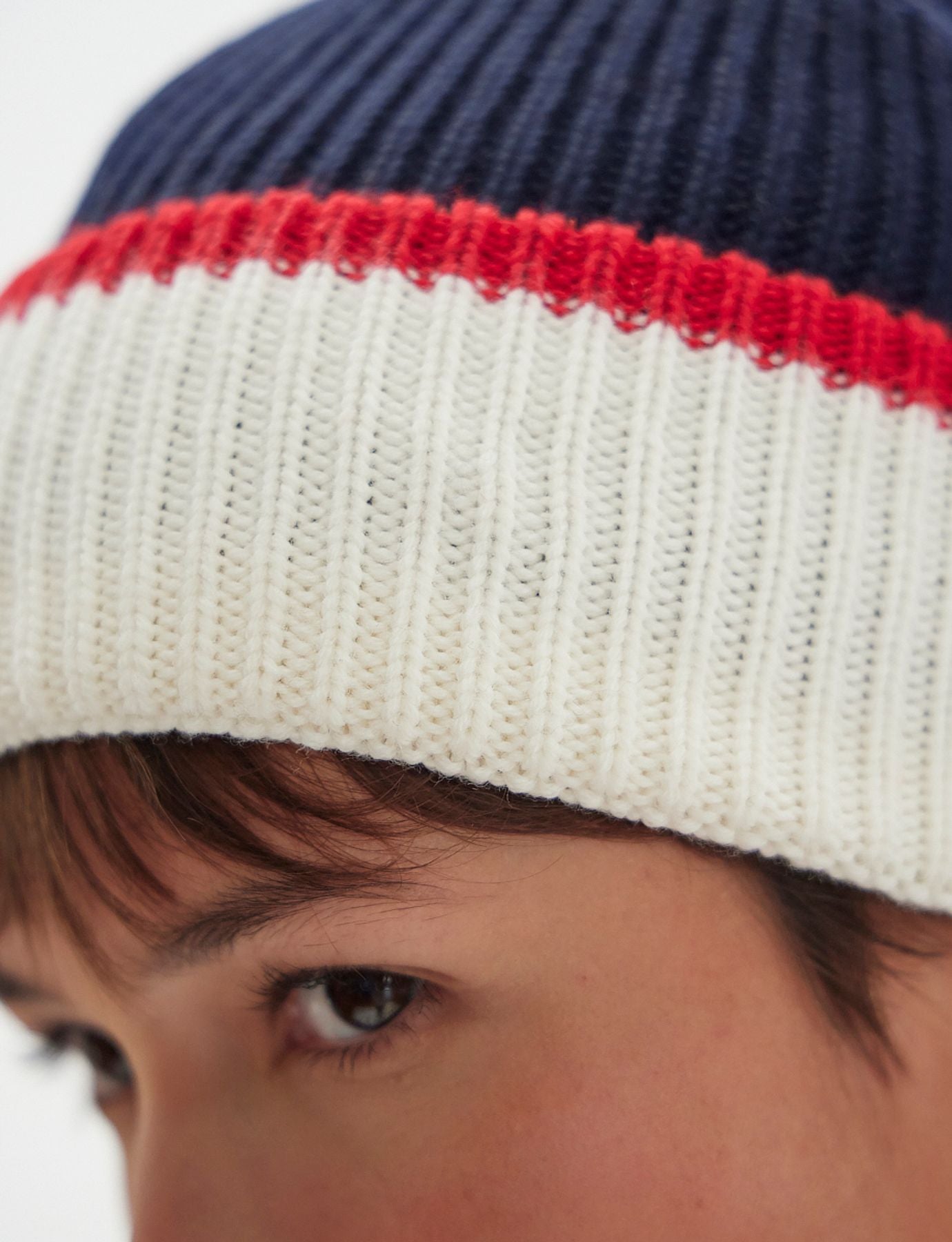 Cappello Pedro in maglia navy con rovescio ecrù, maglia rossa