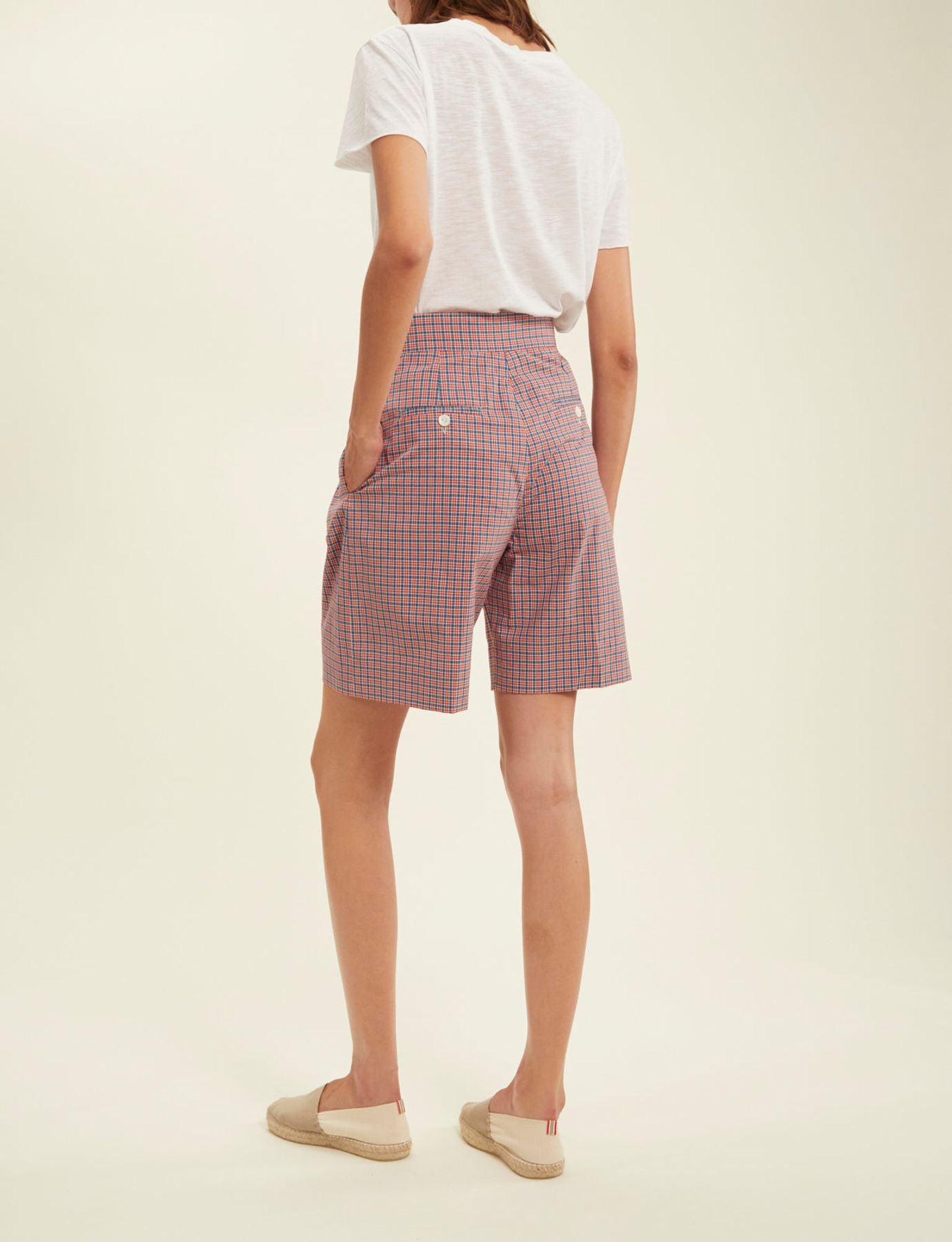 Pantaloni corti con polsini rossi