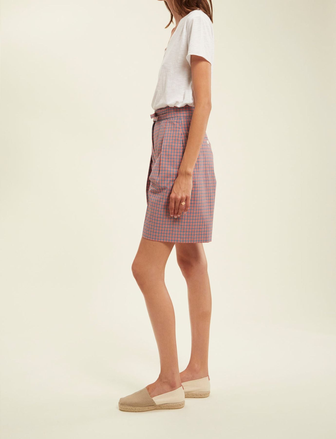 Pantaloni corti con polsini rossi