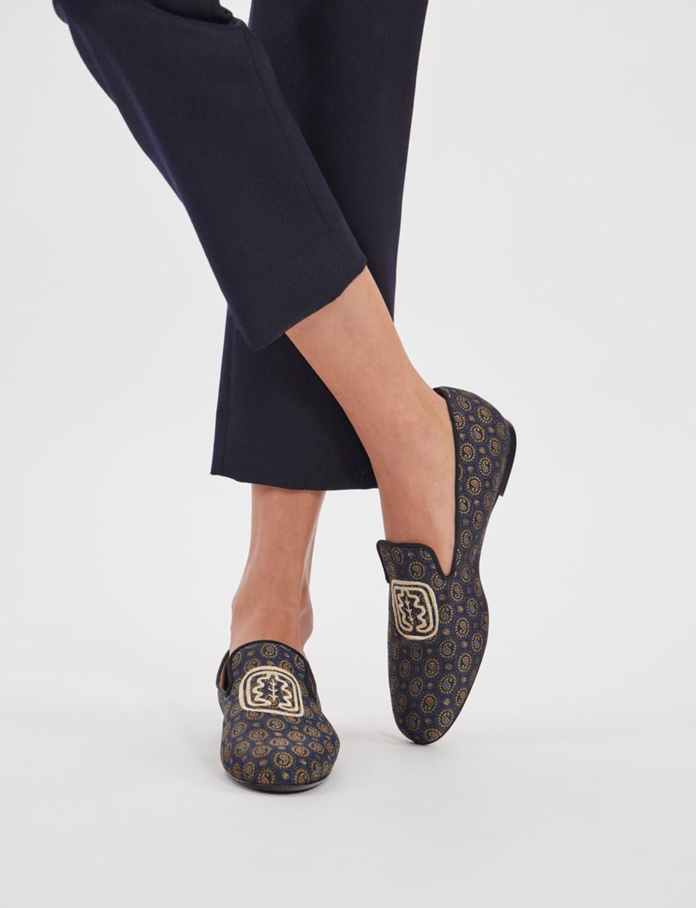 Pantofola ricamata blu e oro