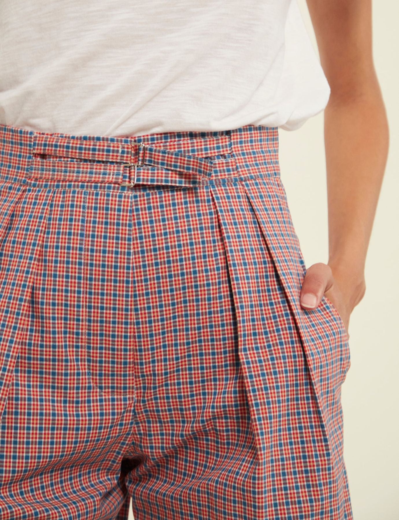 Pantaloni corti con polsini rossi