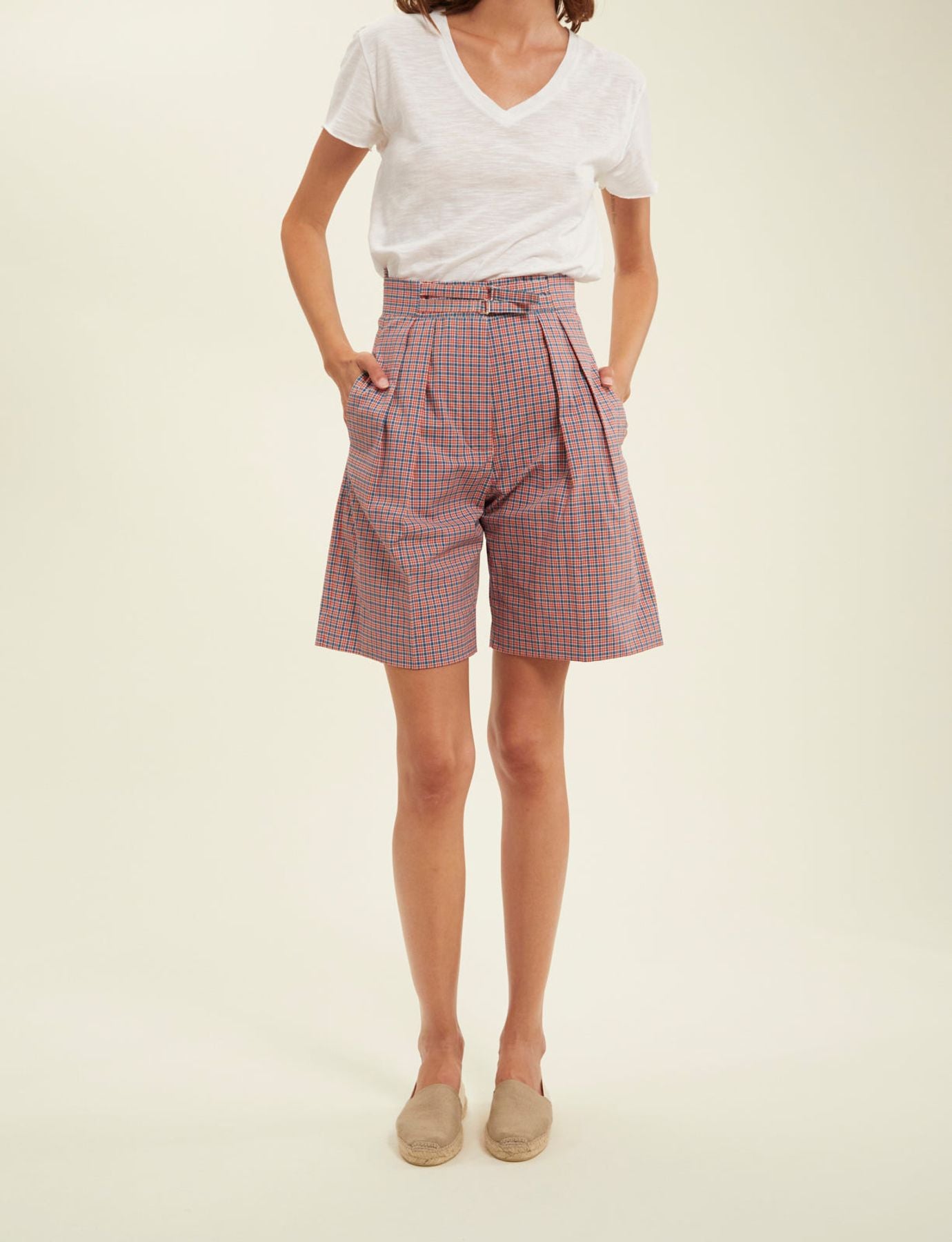Pantaloni corti con polsini rossi
