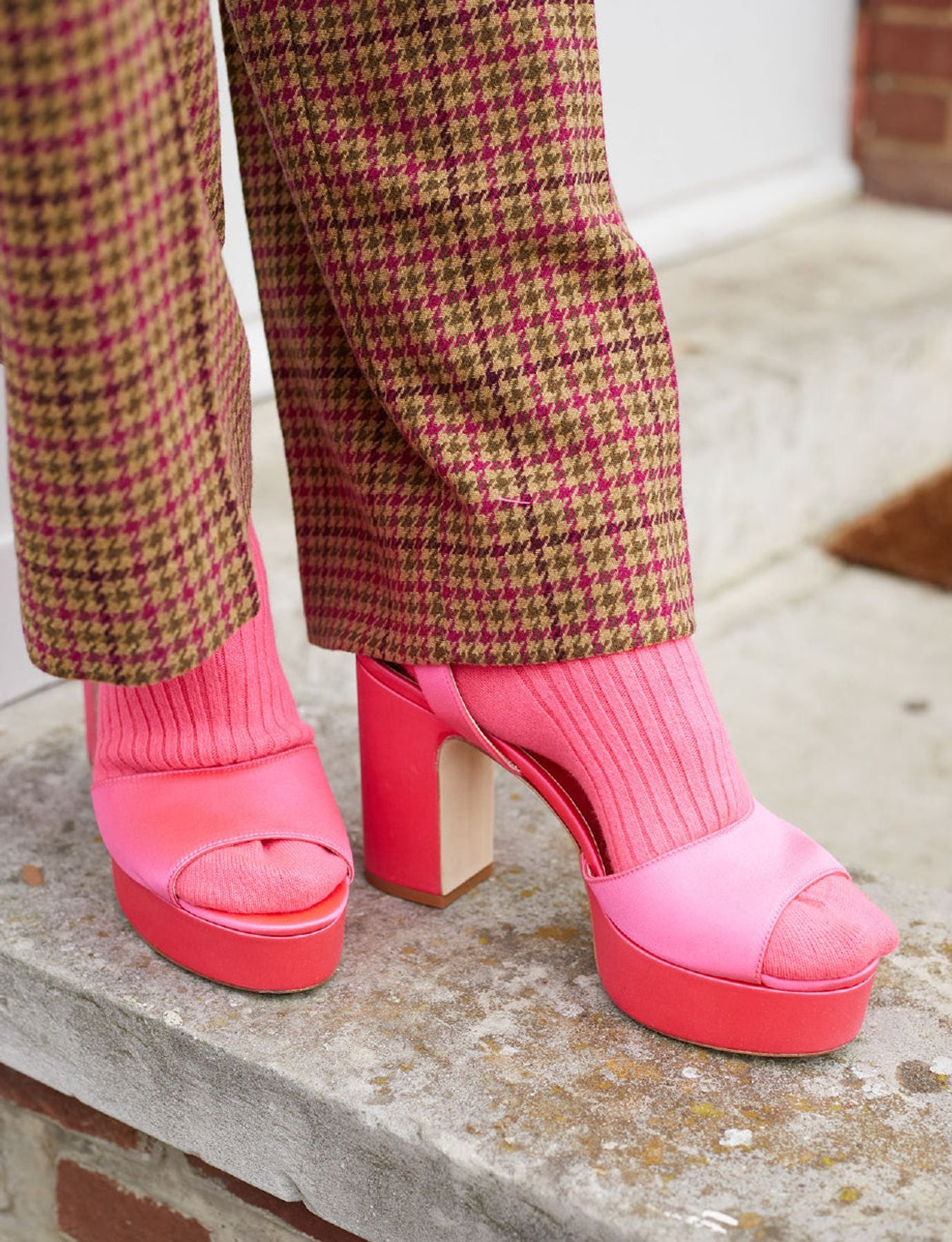 Sandalo con plateau in raso rosa