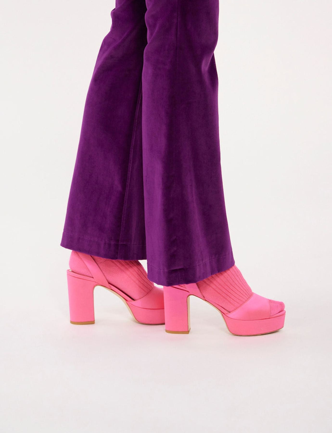 Sandalo con plateau in raso rosa