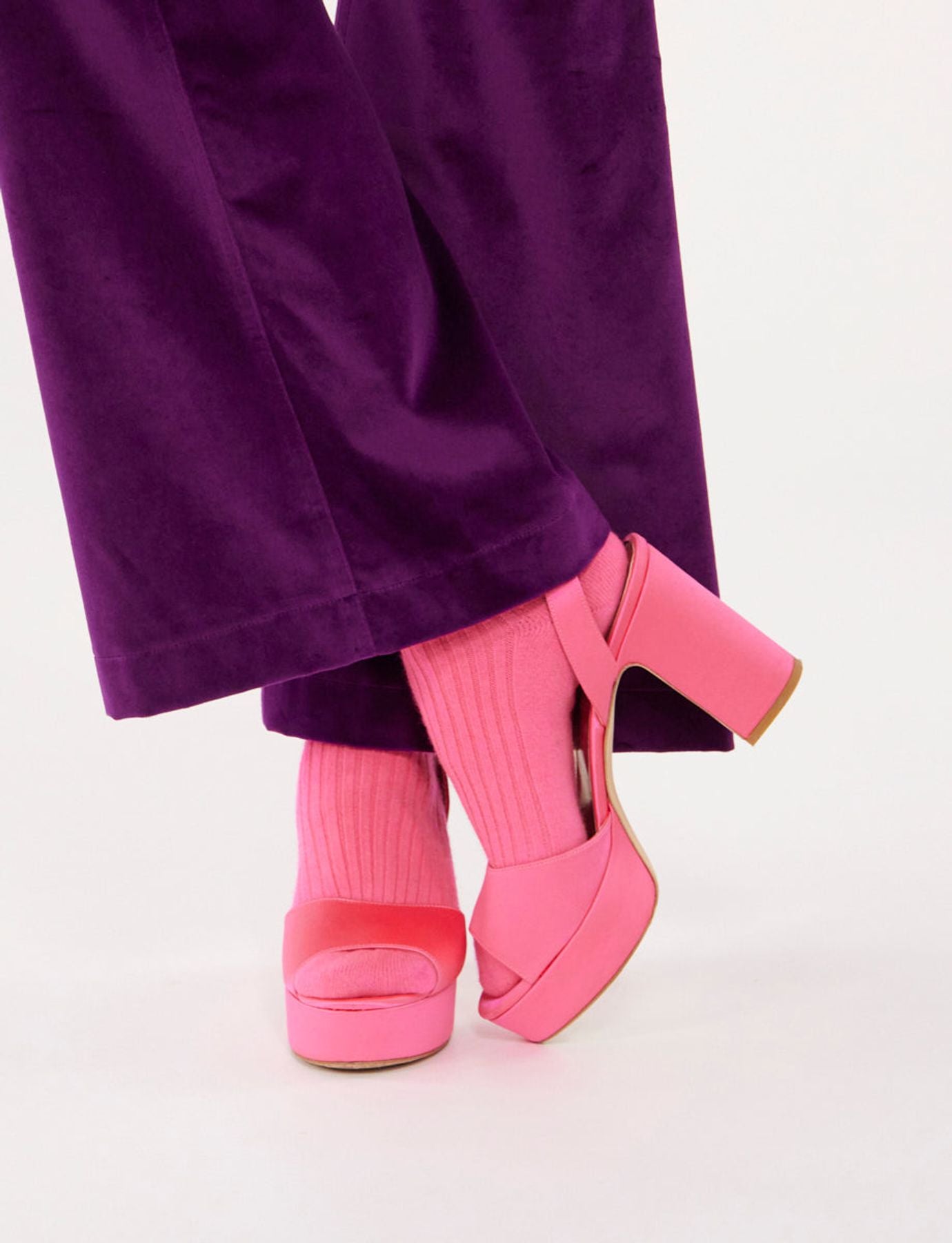 Sandalo con plateau in raso rosa