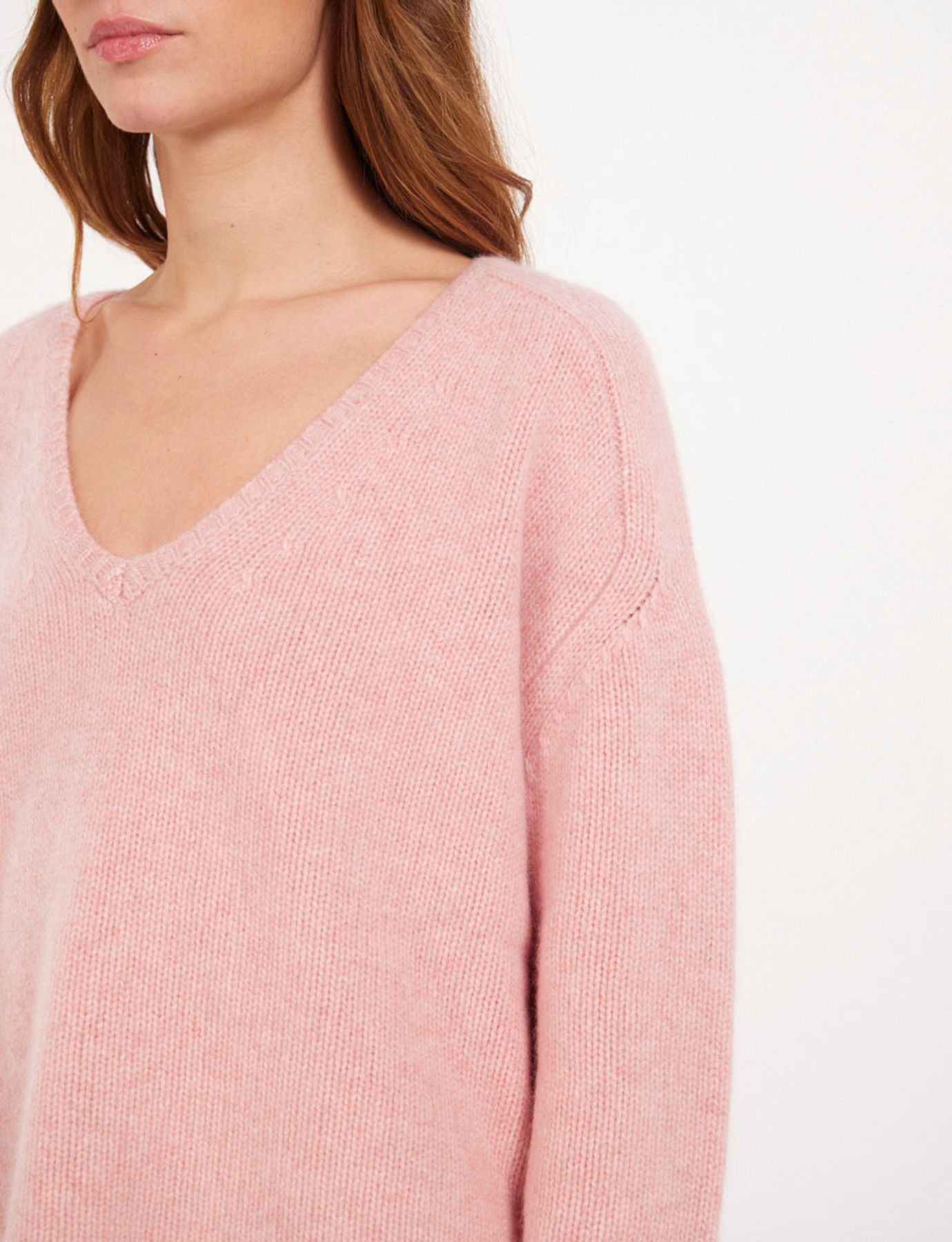 Maglia rosa con collo a V e mango martillo x Notshy