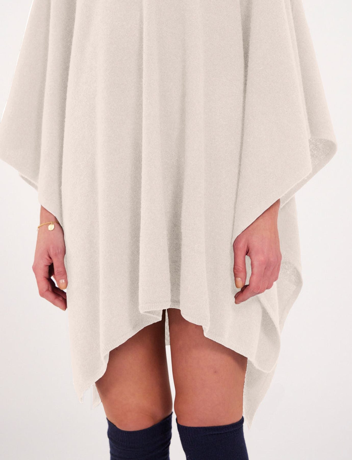 Poncho in cashmere beige con cuello a V Ines x Notshy