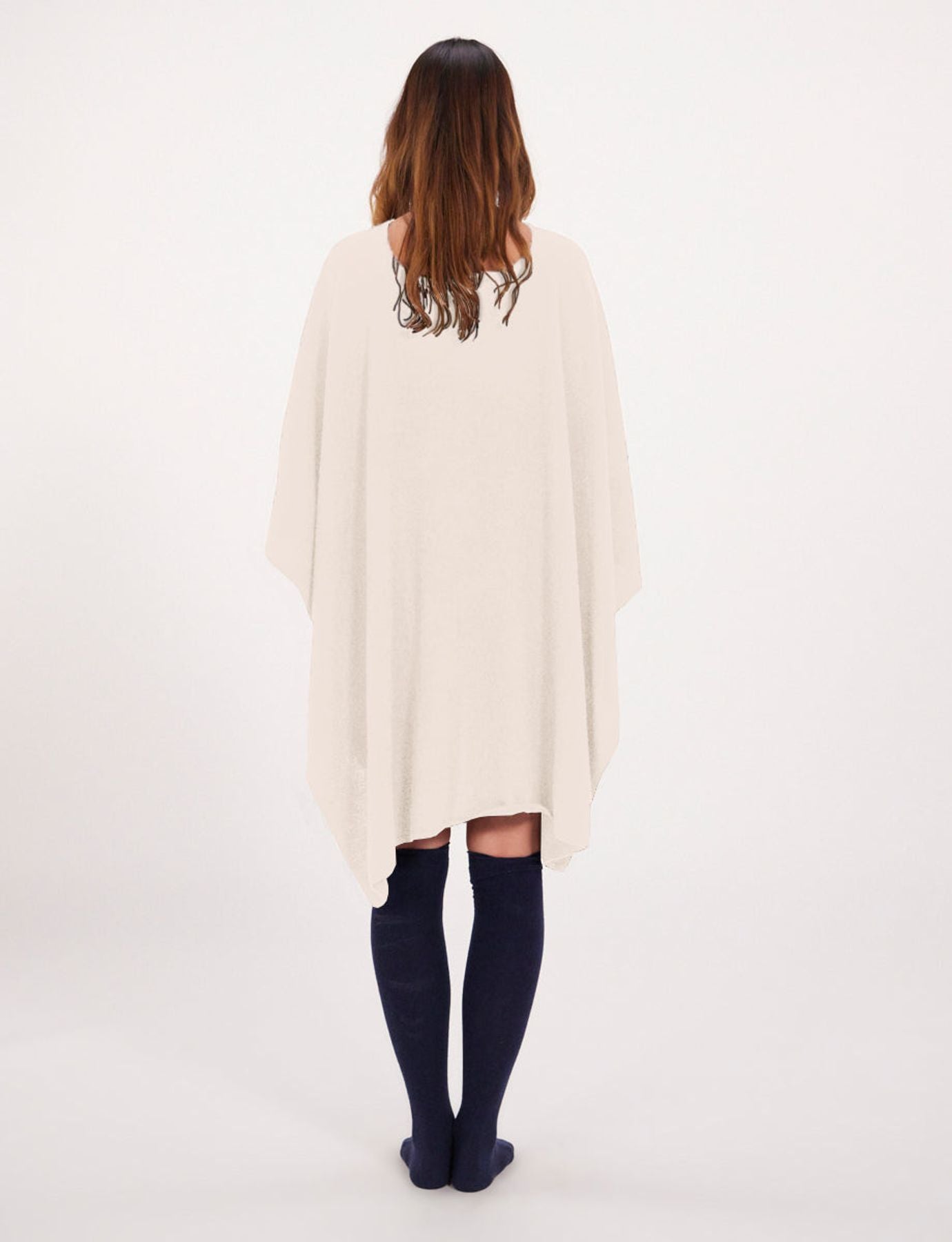 Poncho in cashmere beige con cuello a V Ines x Notshy