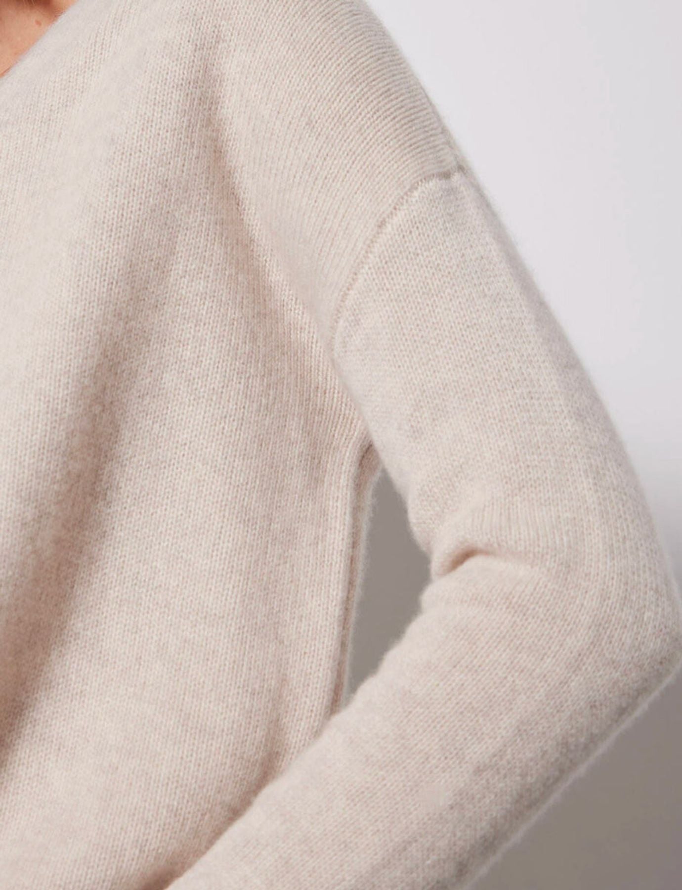 Poncho in cashmere beige con cuello a V Ines x Notshy