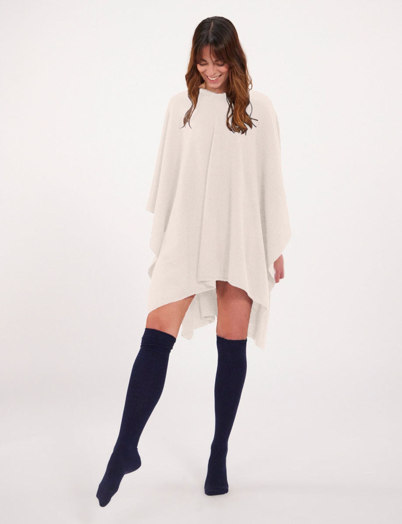Poncho in cashmere beige con cuello a V Ines x Notshy