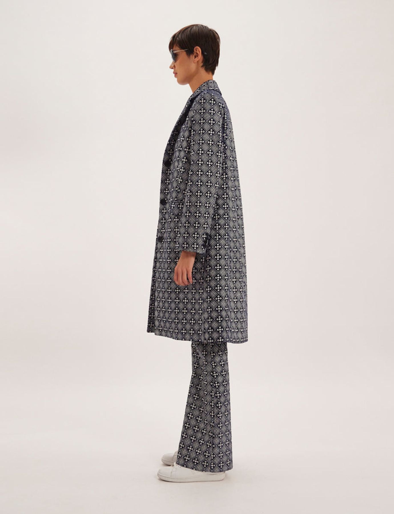 Cappotto Franck ricamato in bianco e blu