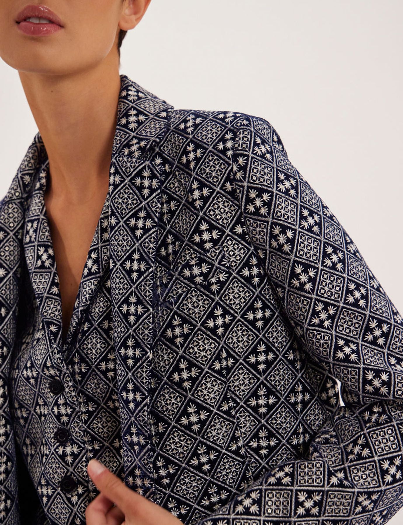 Cappotto Franck ricamato in bianco e blu