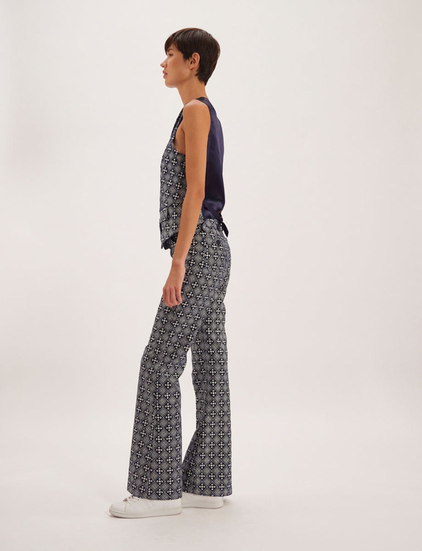 Charlotte pantalone bordado azul y blanco