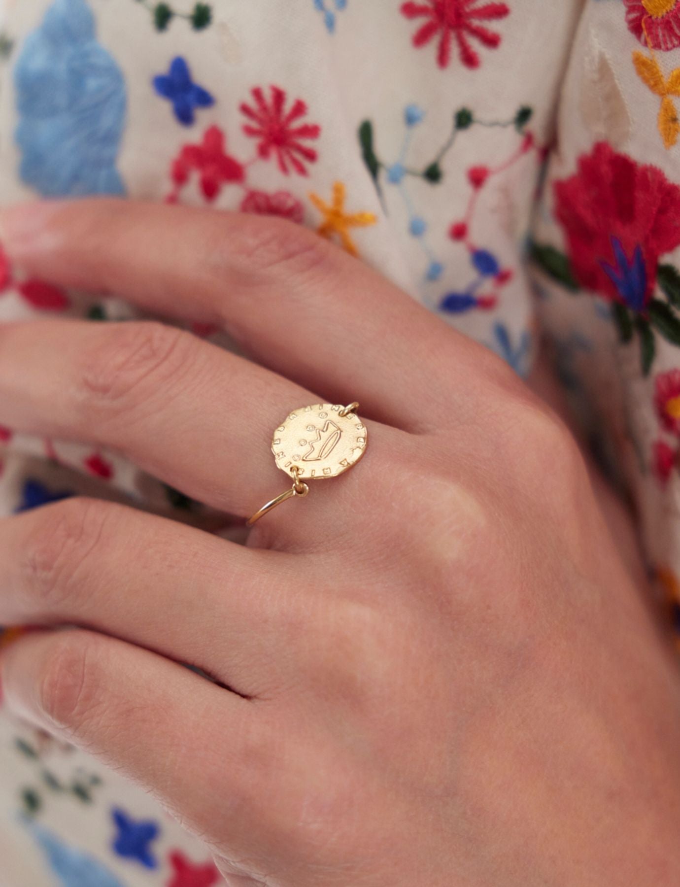 Anello Lutetia placcato oro con motivo a corona