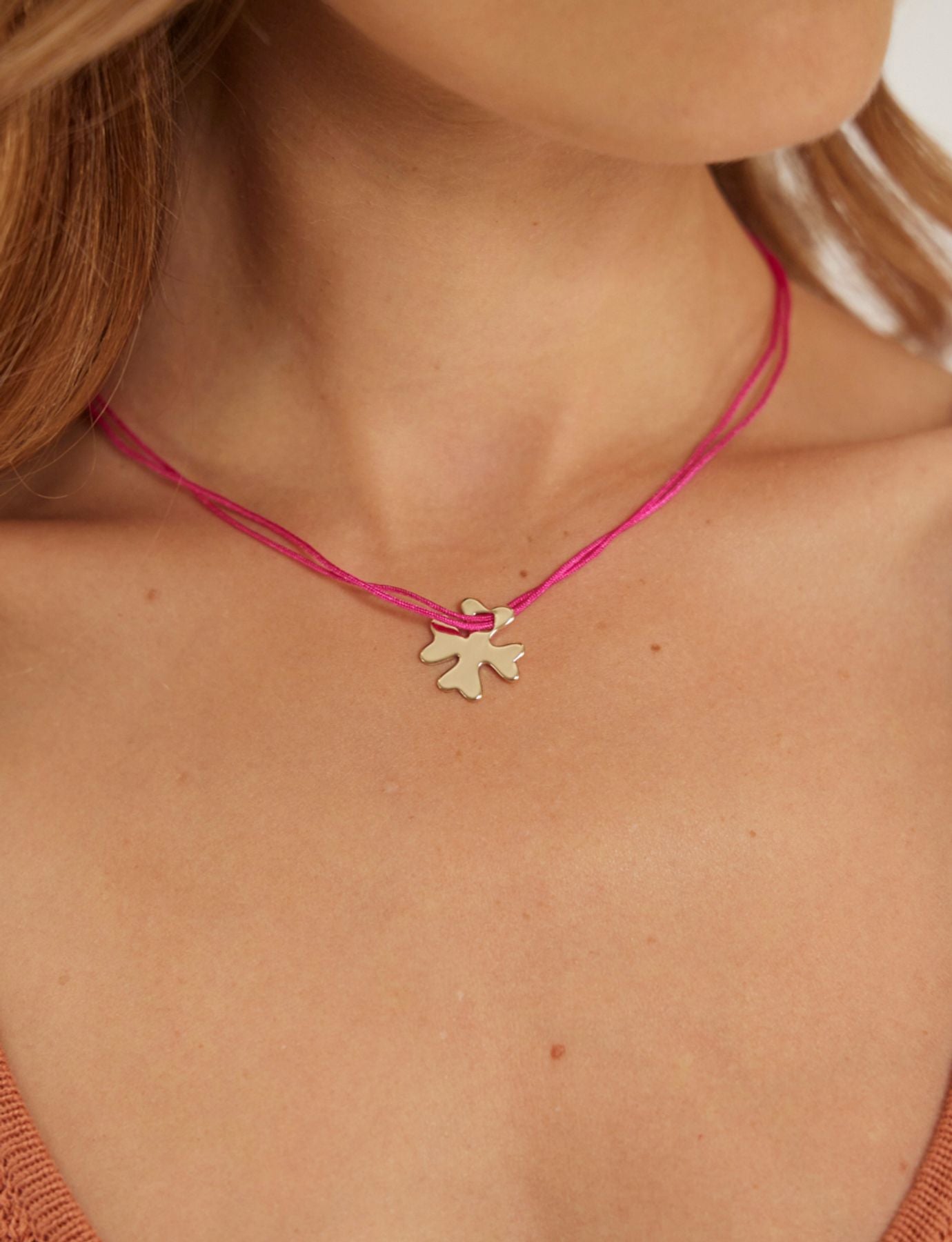 Collana con trifoglio placcato oro, filo rosa