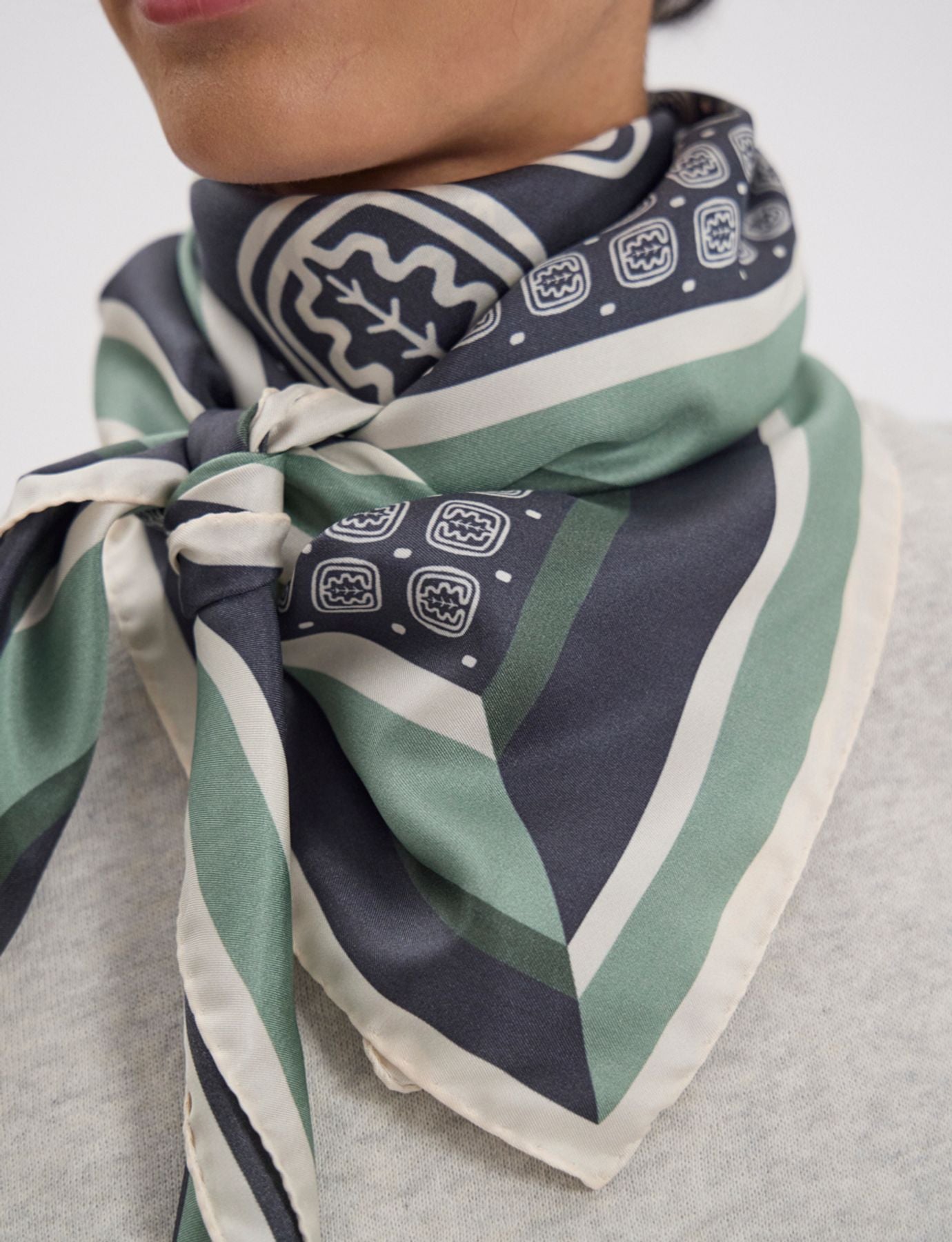 foulard-lewis-en-soie-motif-feuille-de-chene-blue-slate-and-green