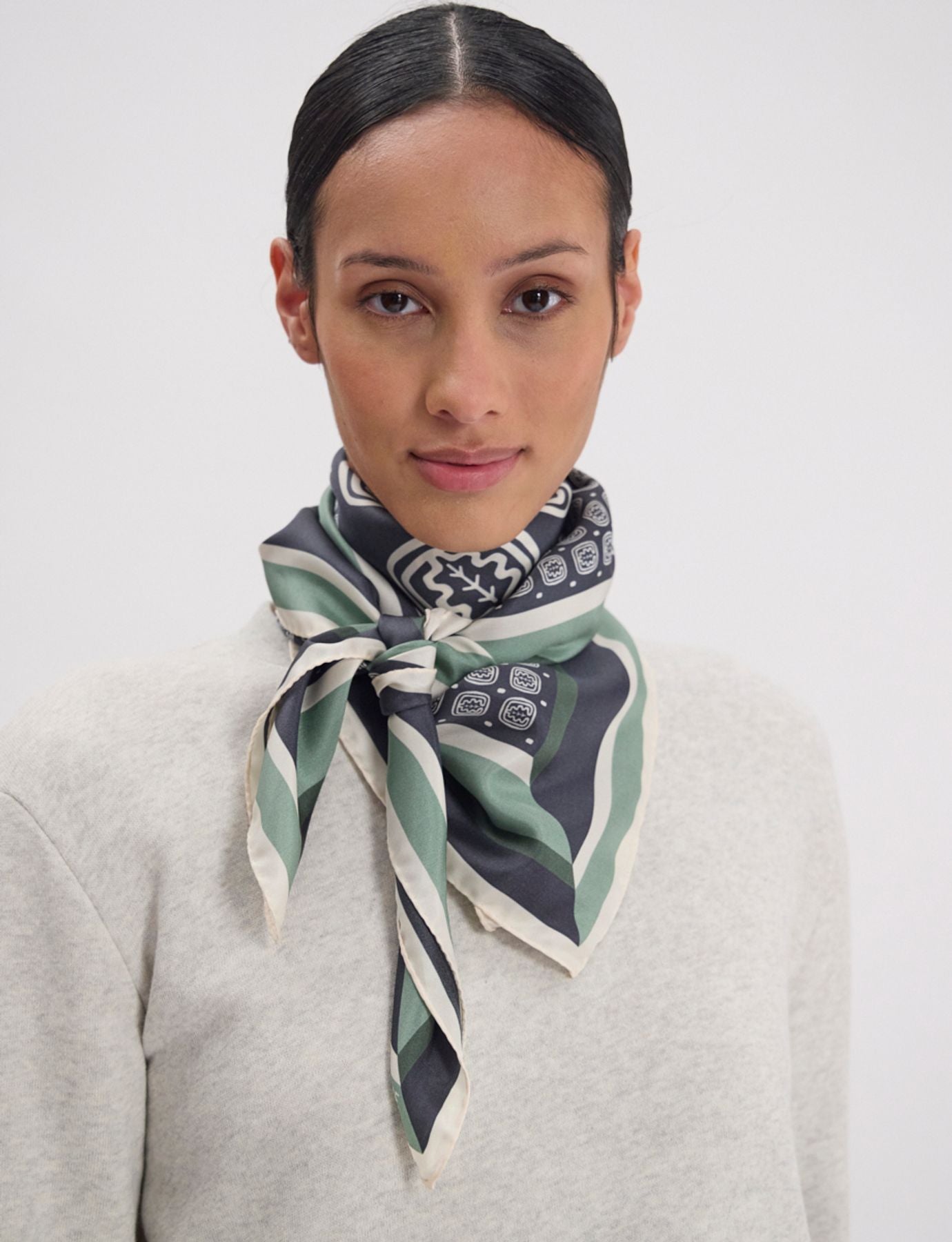 foulard-lewis-en-soie-motif-feuille-de-chene-blue-slate-and-green