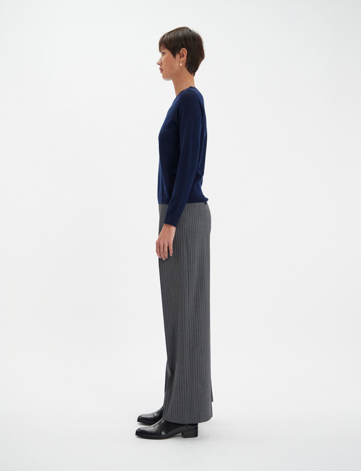 Angela, maglione blu scuro