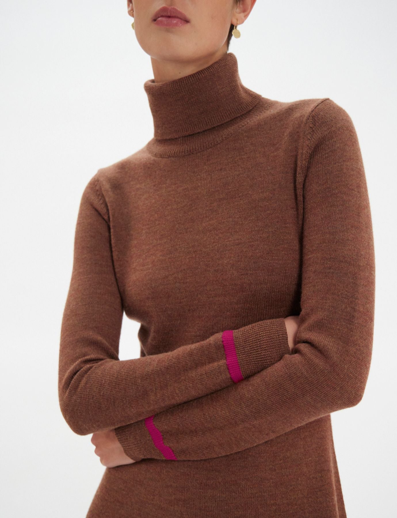 Divino abito marrone a collo alto con fiocchi fucsia