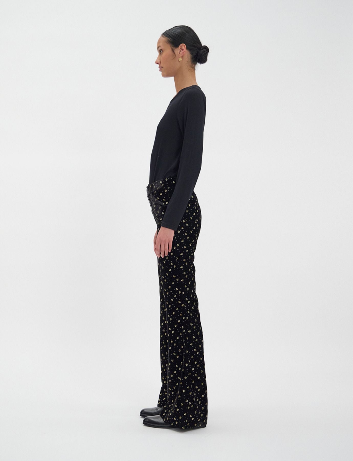 Pantalone Charlotte di terciopelo nero liso con stampa dorata