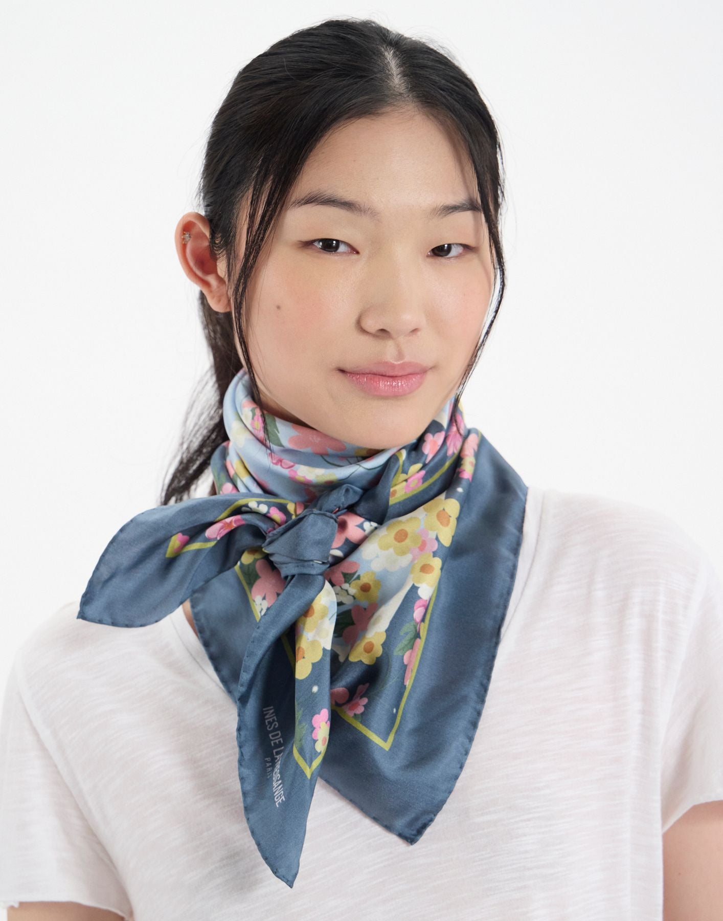 Foulard Lewis en soie bleu à  fleurs