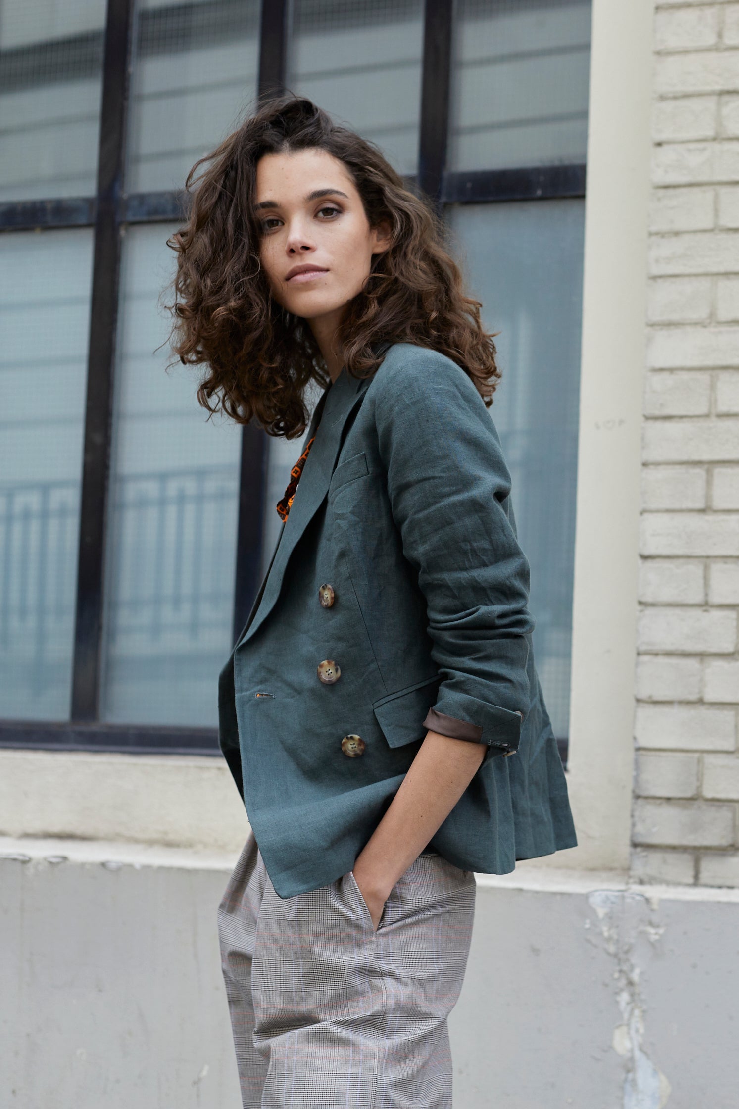 ines-de-la-fressange-paris-il-chic-parigino-secondo-ines-de-la-fressange-scopri-39-l-universo-della-parigina-il-suo-stile-e-il-suo-art-de-vivre-scopri-le-collezioni-dipret-a-porter-le-scarpe-la-pelleteria-la-gioielleria-gli-accesori