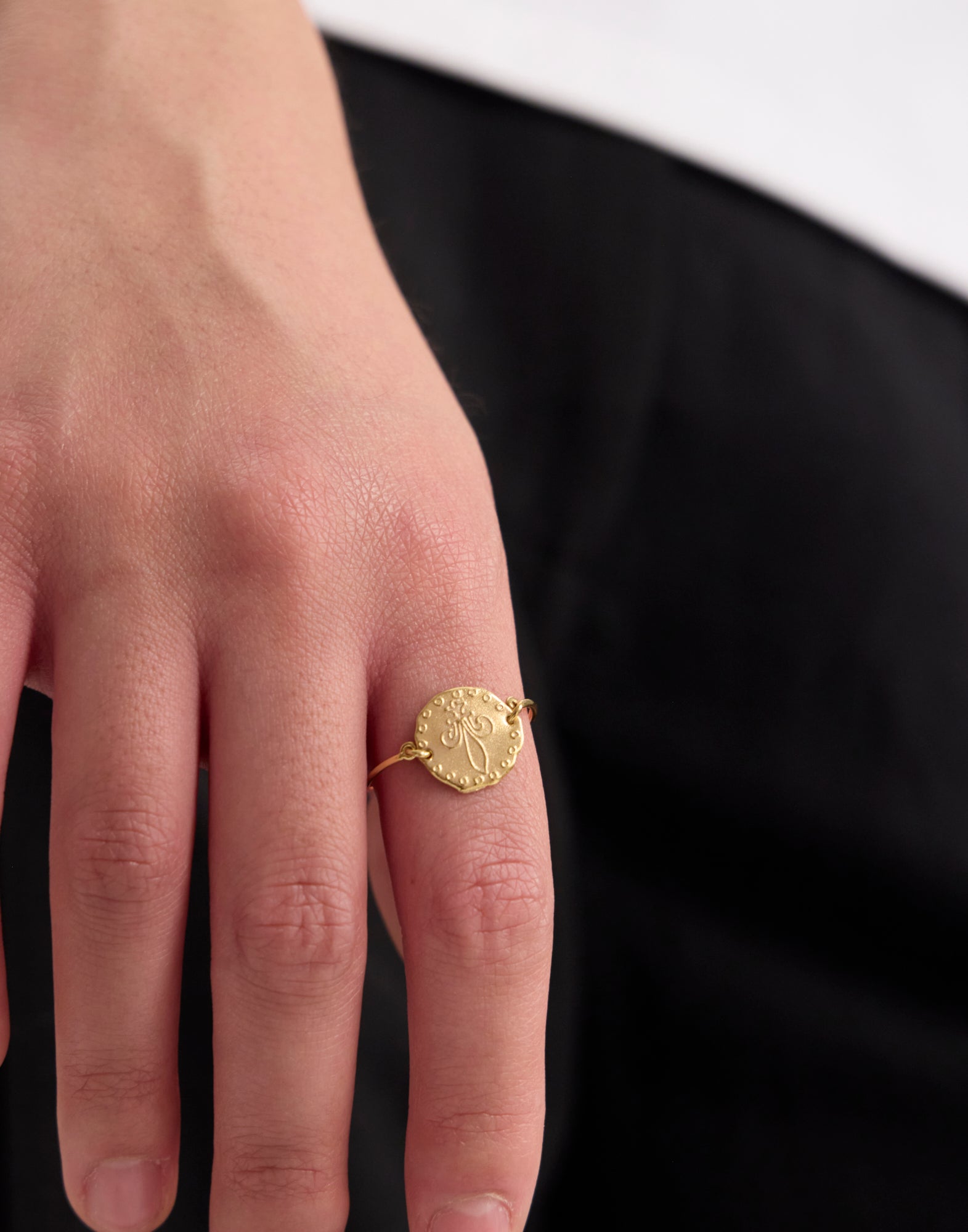 Anello con giglio di Lutetia placcato oro