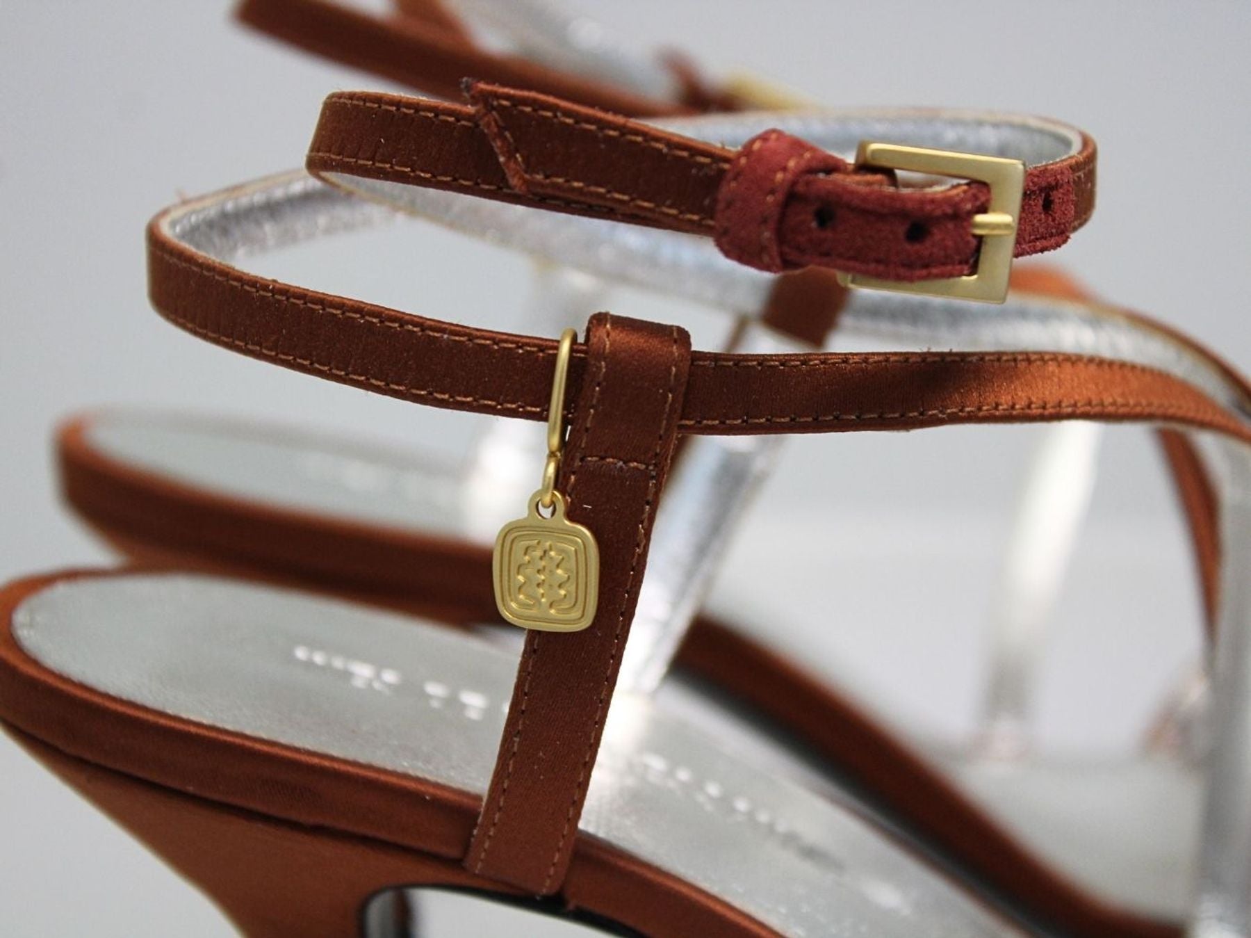 Sandalo con inserto, Riemchen aus tabakfarbenem Satin