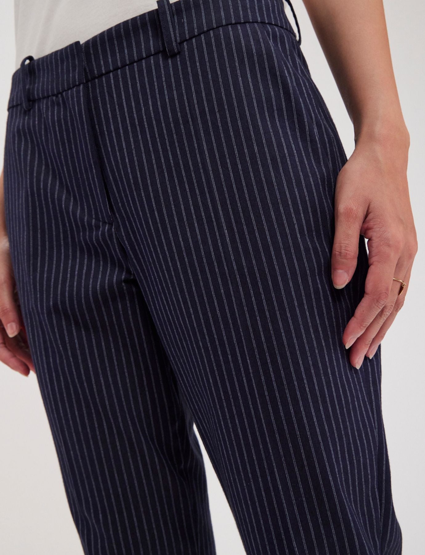 pantaloni-audrey-navy-a-fine-stripes
