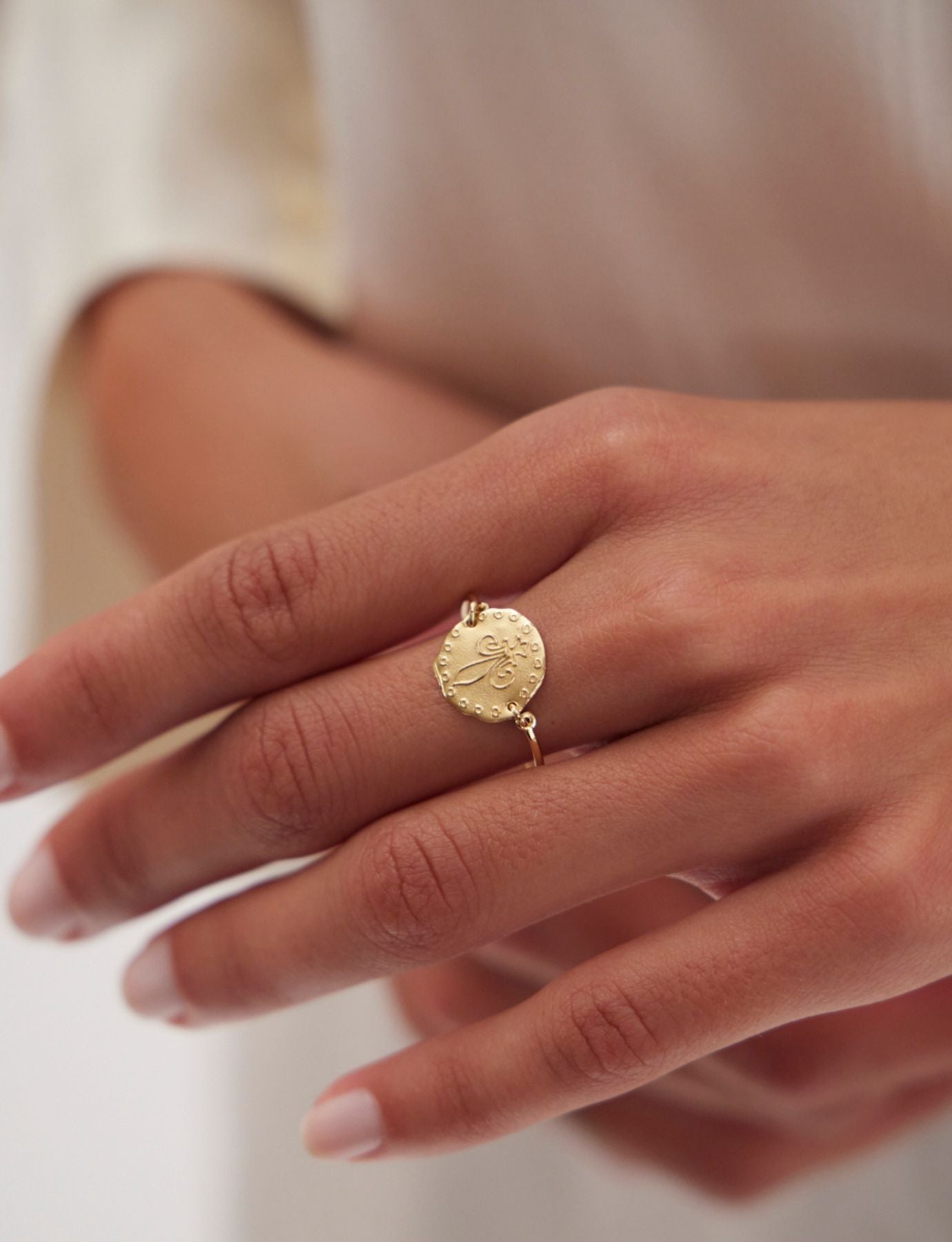 Anello con giglio di Lutetia placcato oro